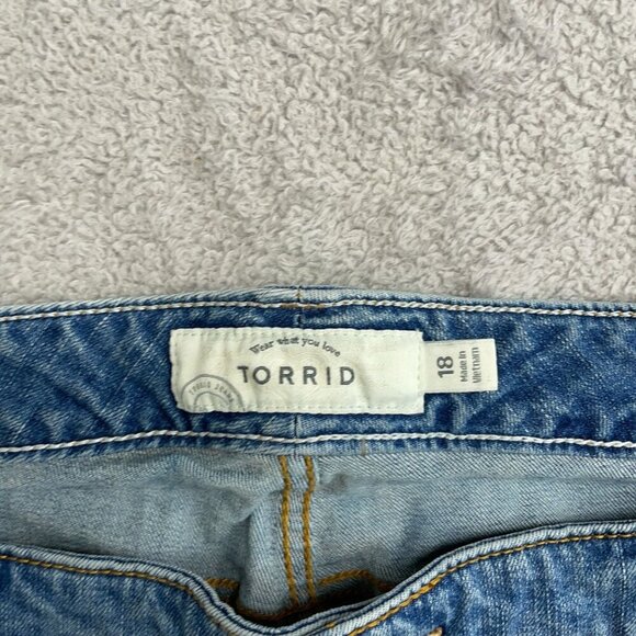Torrid Women's Size 18 Distressed Denim Shorts Medium Wash Cotton Blend Stretch - Picture 7 of 8